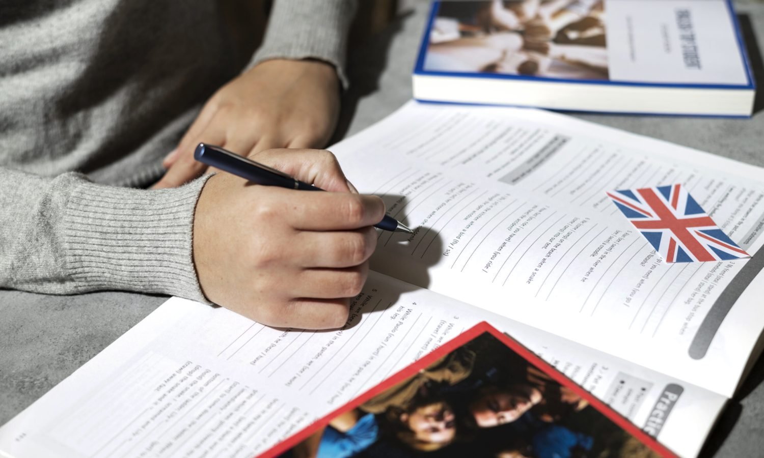 libro-de-ingles-descansando-sobre-la-mesa-del-espacio-de-trabajo