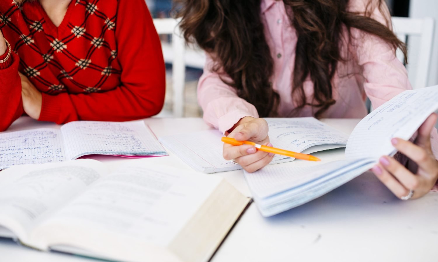 mano-apuntando-notas-en-el-cuaderno